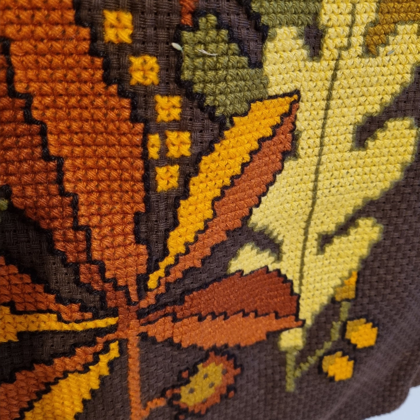 Vintage Scandinavian Woven Tapestry – Autumn Leaves Nordic Wall Art featuring handwoven autumn leaf patterns in warm earthy tones, timeless charm.