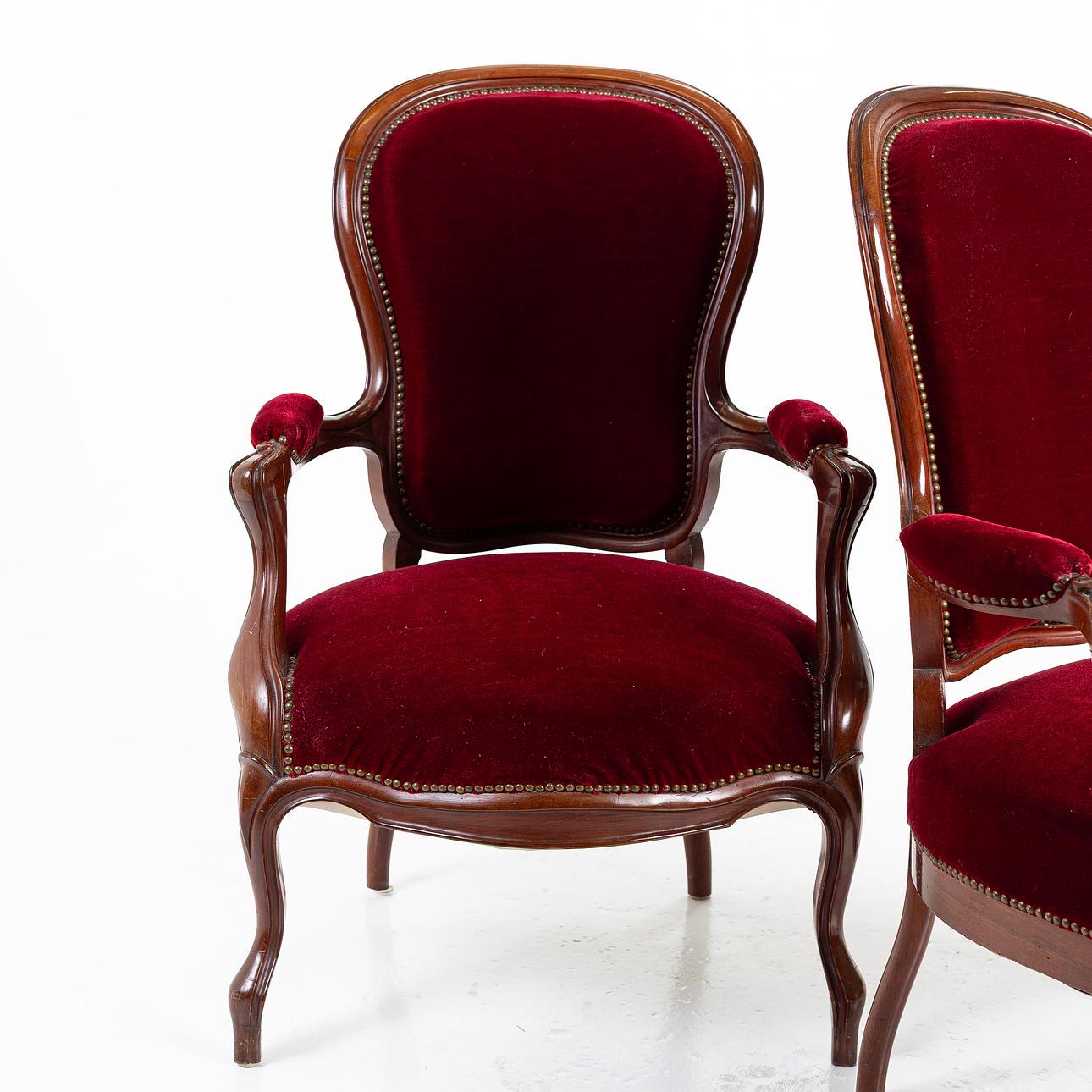 Vintage French Baroque Louis XV Armchairs – Rococo Revival Red Velvet Chairs with carved wood frame and plush upholstery