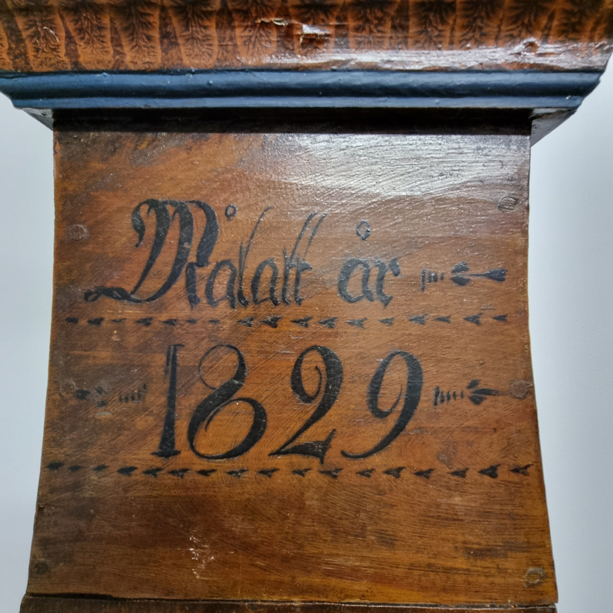 Swedish Mora grandfather clock 1829, Leksand signed dial with single brass hand