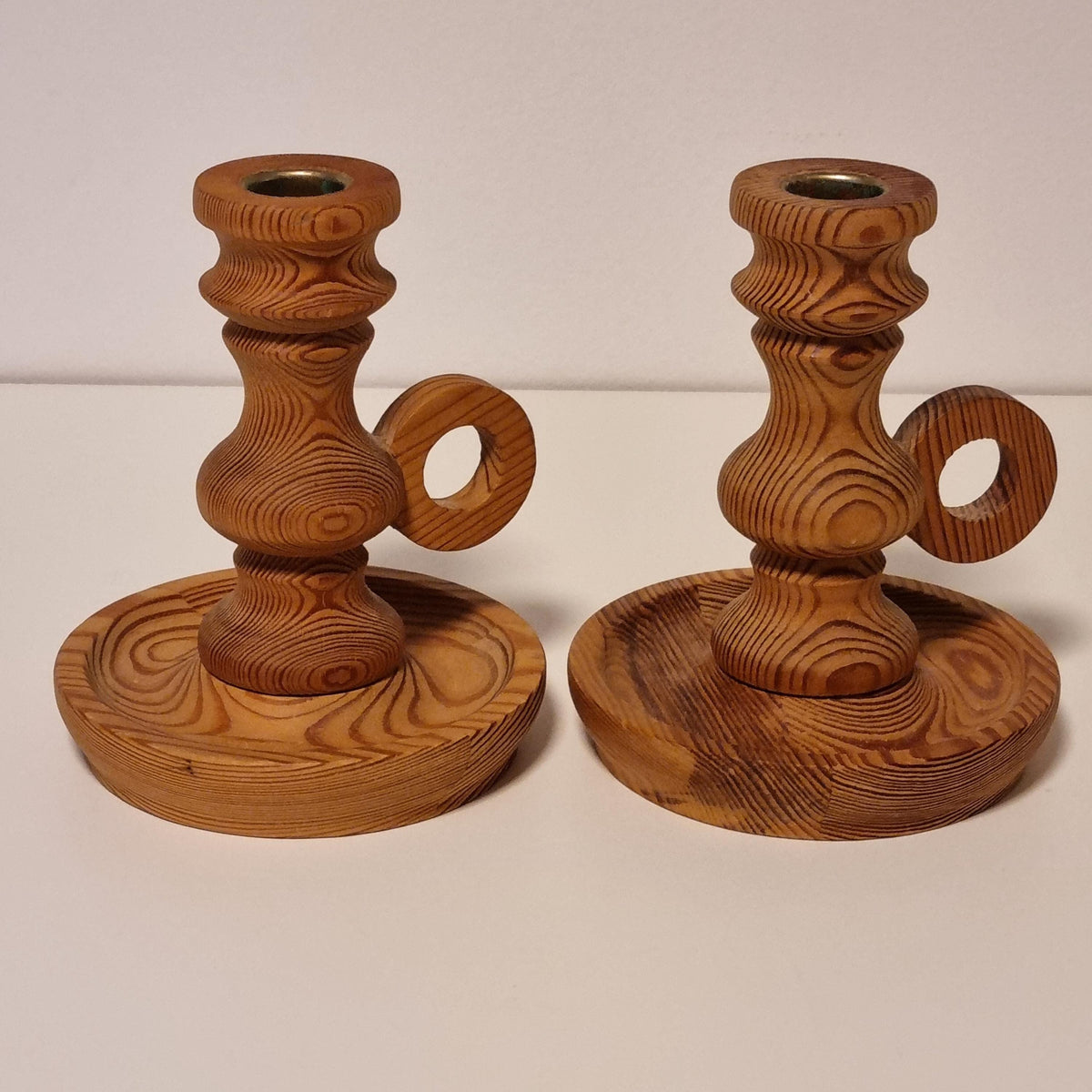 Pair of turned wooden candle holders with ring handles, honey-brown – photo 3