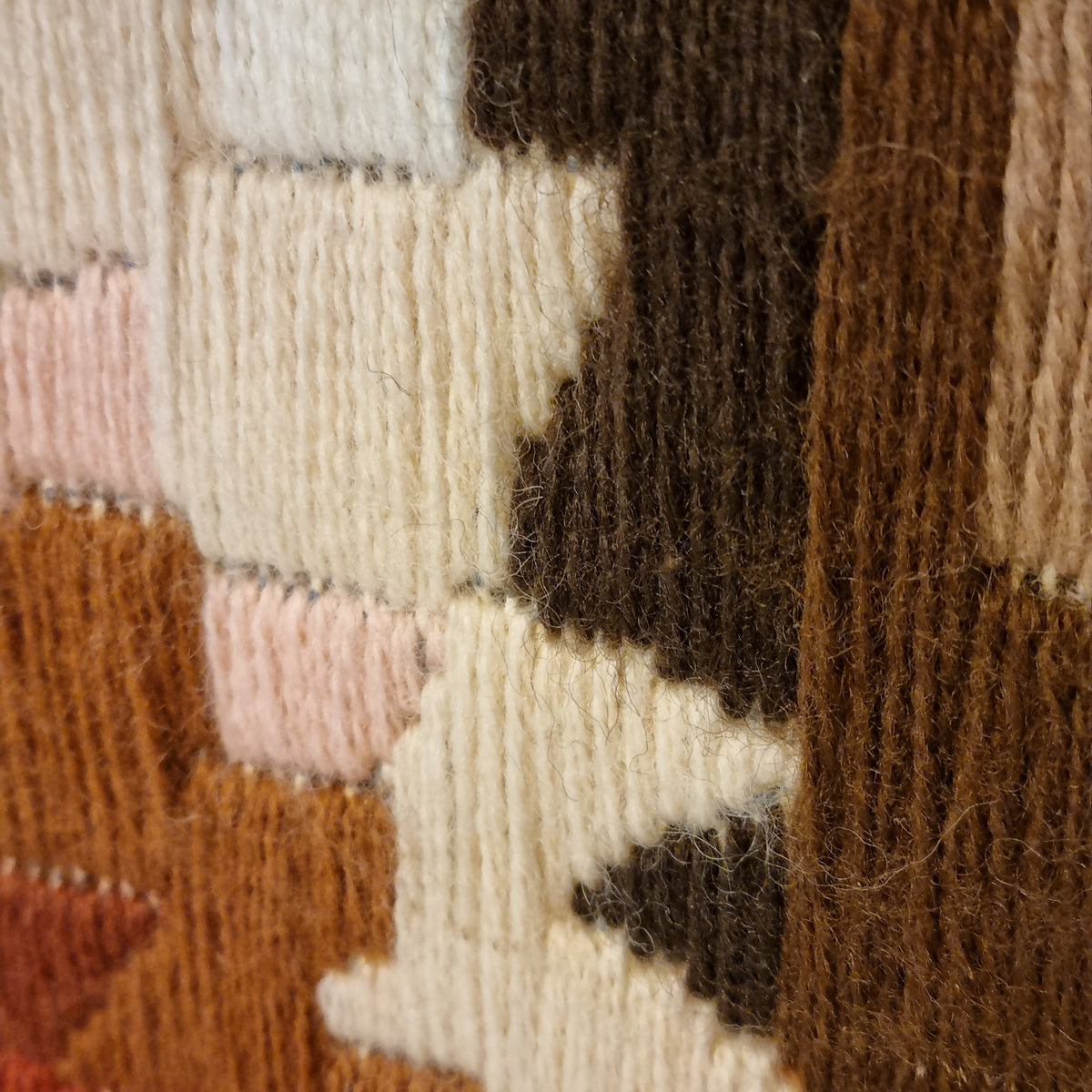 Swedish handwoven flamskväv tapestry with geometric flower in rust red – photo 4
