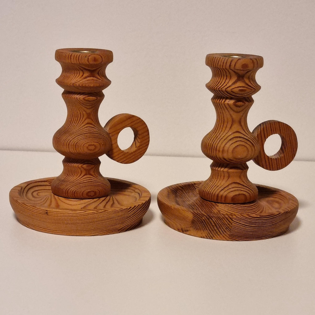 Pair of turned wooden candle holders with ring handles, honey-brown – photo 4