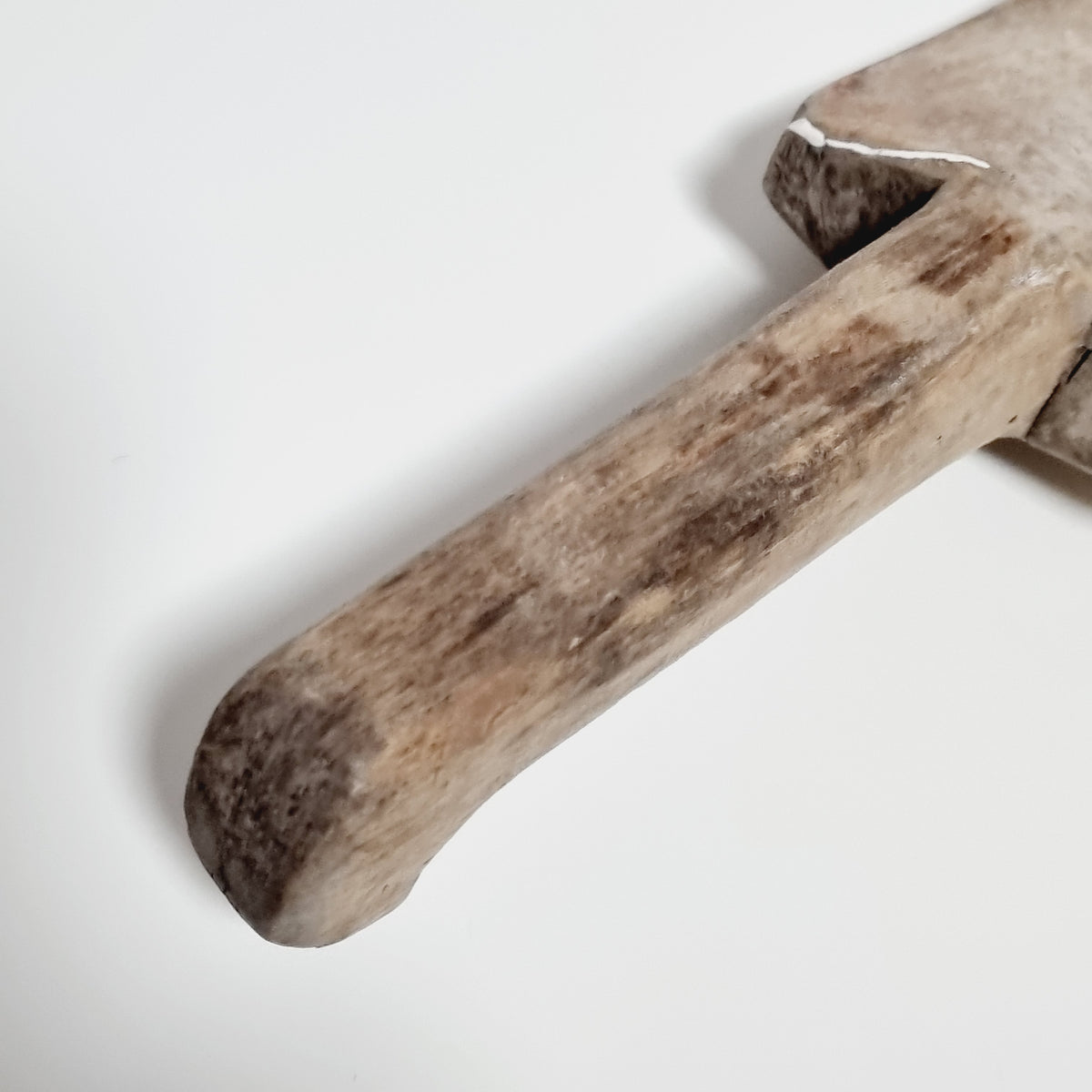 Close-up of the worn handle with darker patina on the antique skäkta