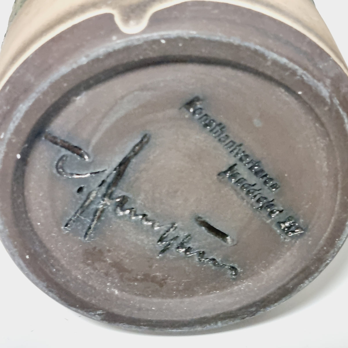 Anagrius signature and Konsthantverkaren Handdrejad stamp on the vase base