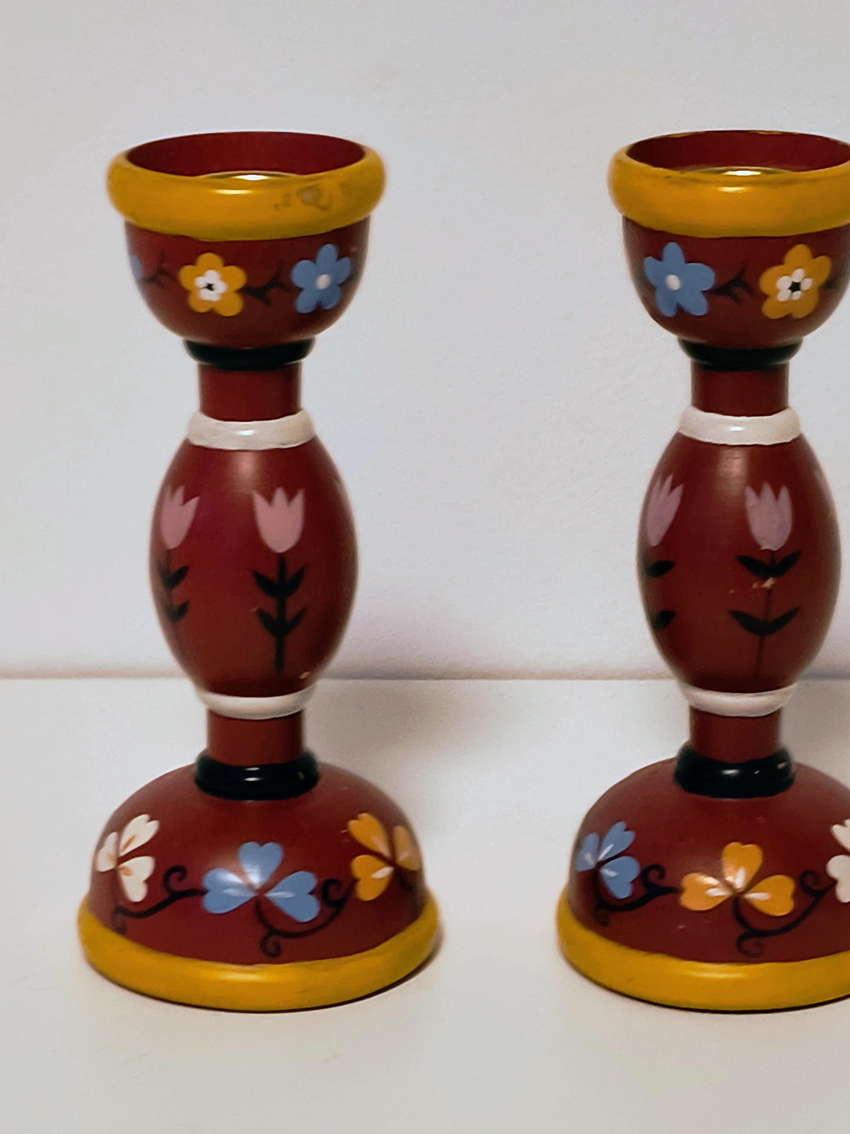 Pair of Swedish red hand-painted wooden candlesticks with tulips – photo 3