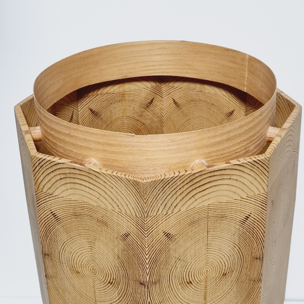 Strong pine grain on vase-shaped lamp stem
