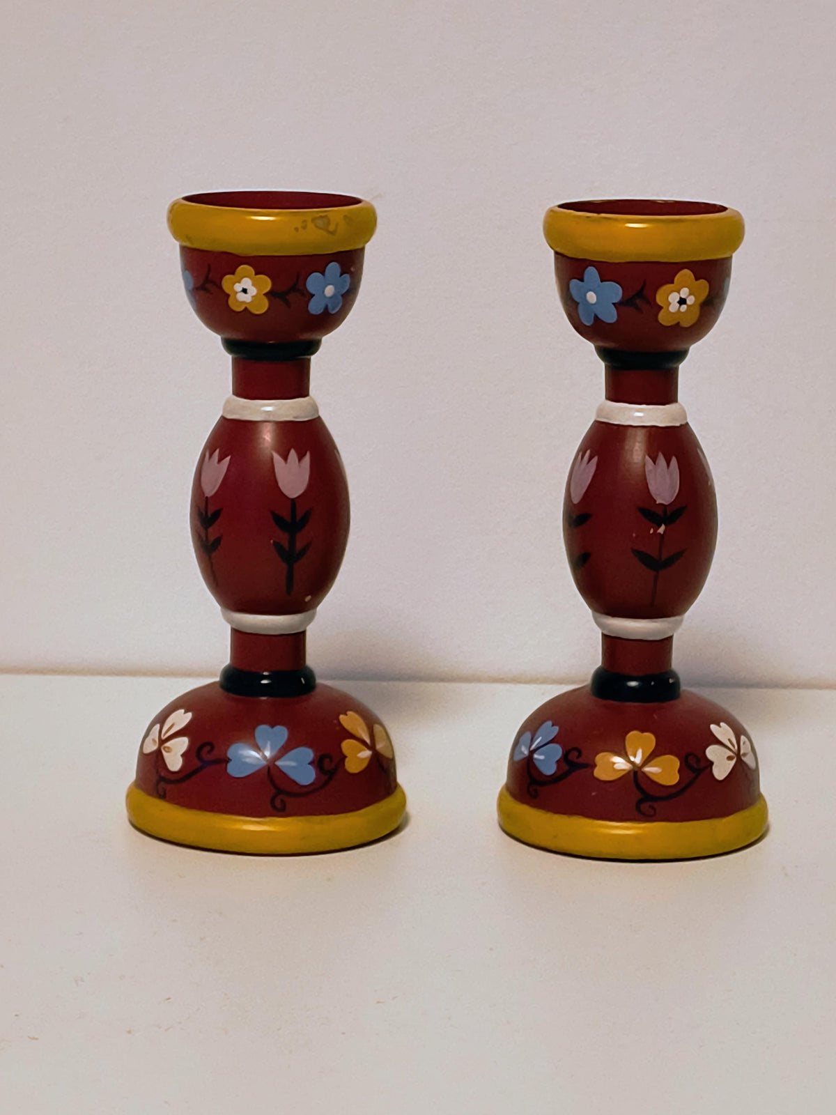Pair of Swedish red hand-painted wooden candlesticks with tulips – photo 4