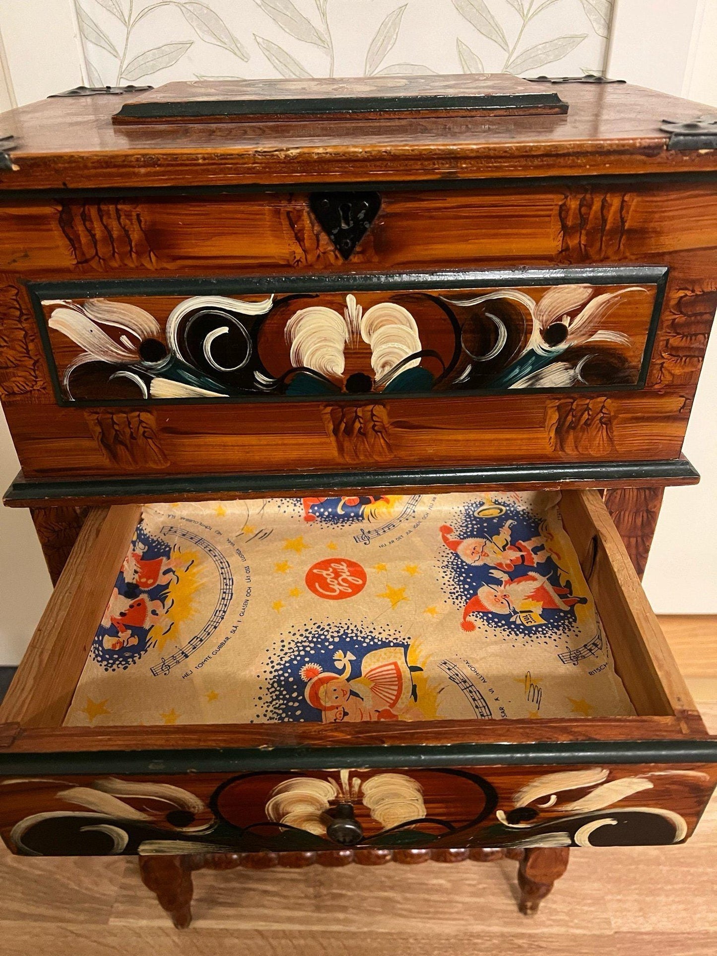 Vintage Kurbitsmaleri Sewing Chest: Swedish Dalarna Folk Art, 1944 with floral Nordic folk art carvings and open drawer lining.