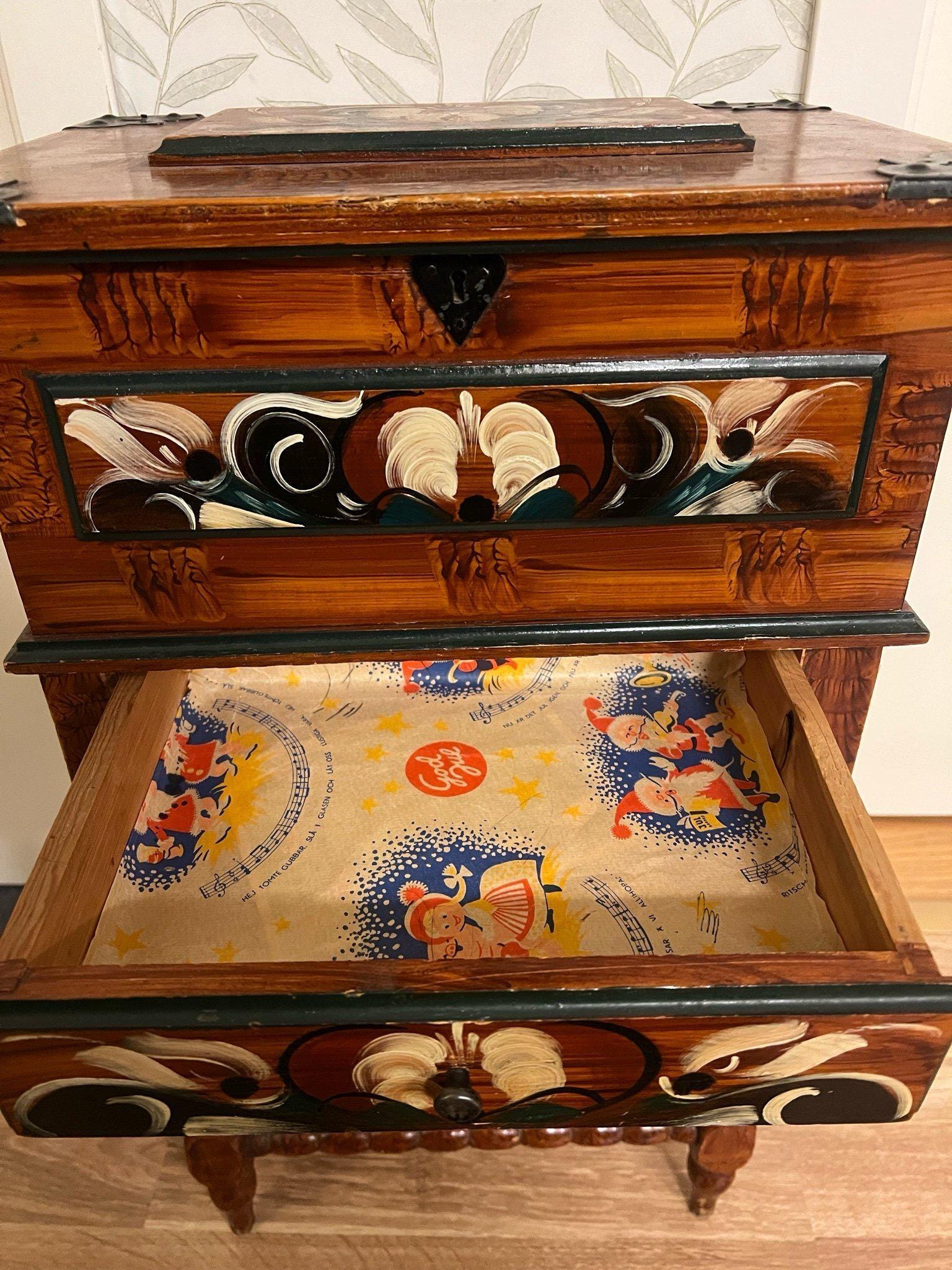 Vintage Kurbitsmaleri Sewing Chest: Swedish Dalarna Folk Art, 1944 with floral Nordic folk art carvings and open drawer lining.