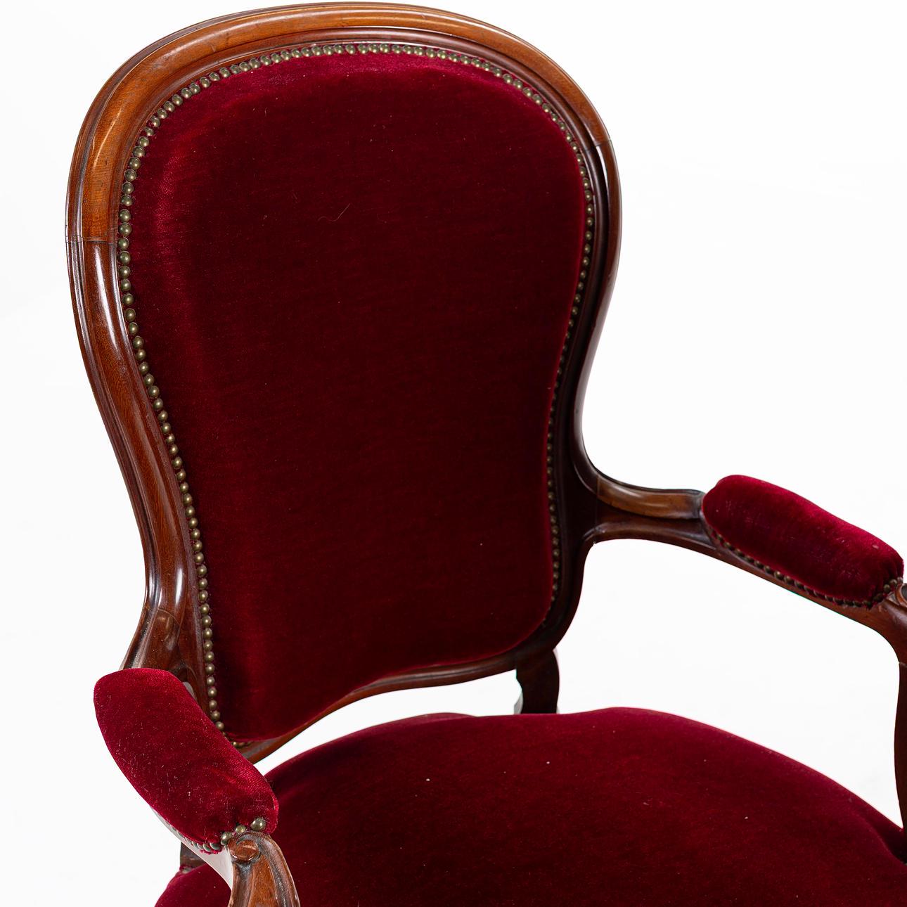 Vintage French Baroque Louis XV Armchairs – Rococo Revival Red Velvet Chairs with elegant wood frame and brass detailing