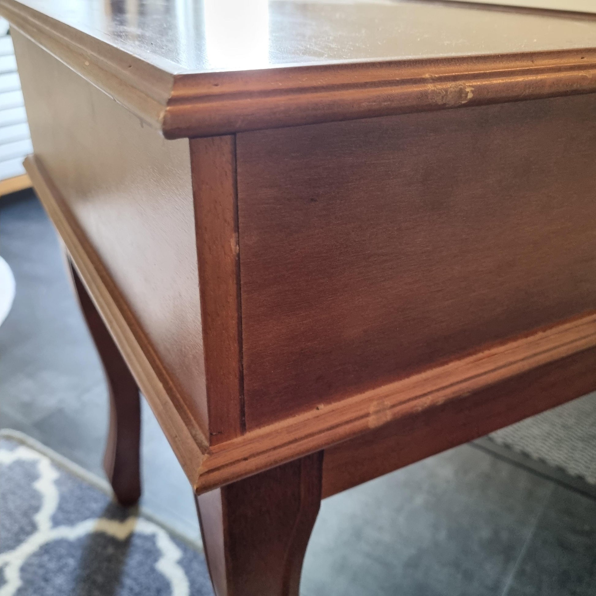 Close-up of wood grain and craftsmanship on Vintage Gossip Bench with Drawer – Elegant Entryway Seat / Vanity Chair-Telefon bench