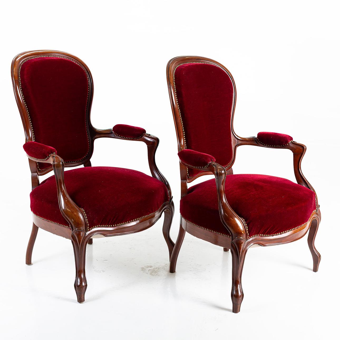 Vintage French Baroque Louis XV Armchairs – Rococo Revival Red Velvet Chairs with carved wood frames and plush upholstery