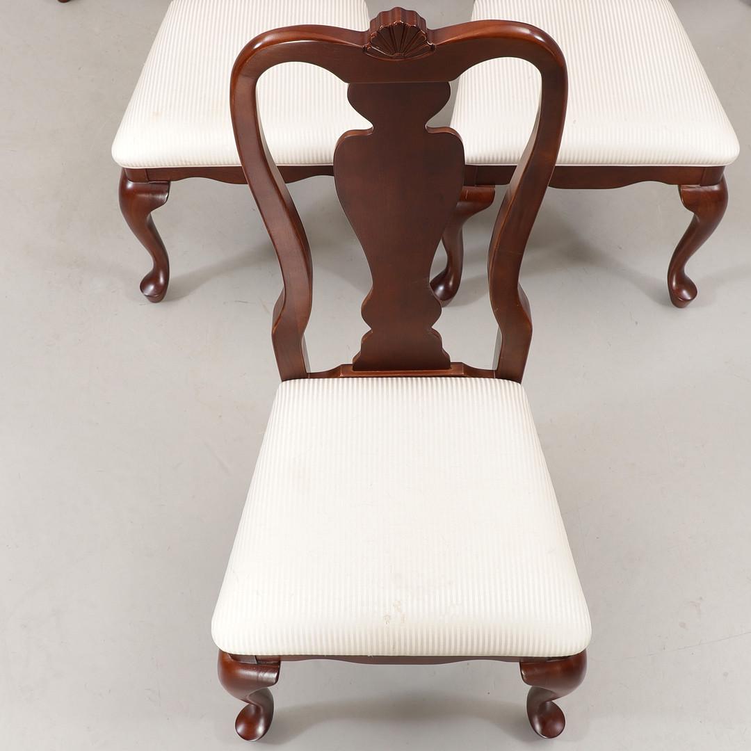 Vintage Solid Mahogany Queen Anne Dining Set • 6 Chairs + Extendable Table • Holiday Ready • Classic Dining Room Furniture chair close-up