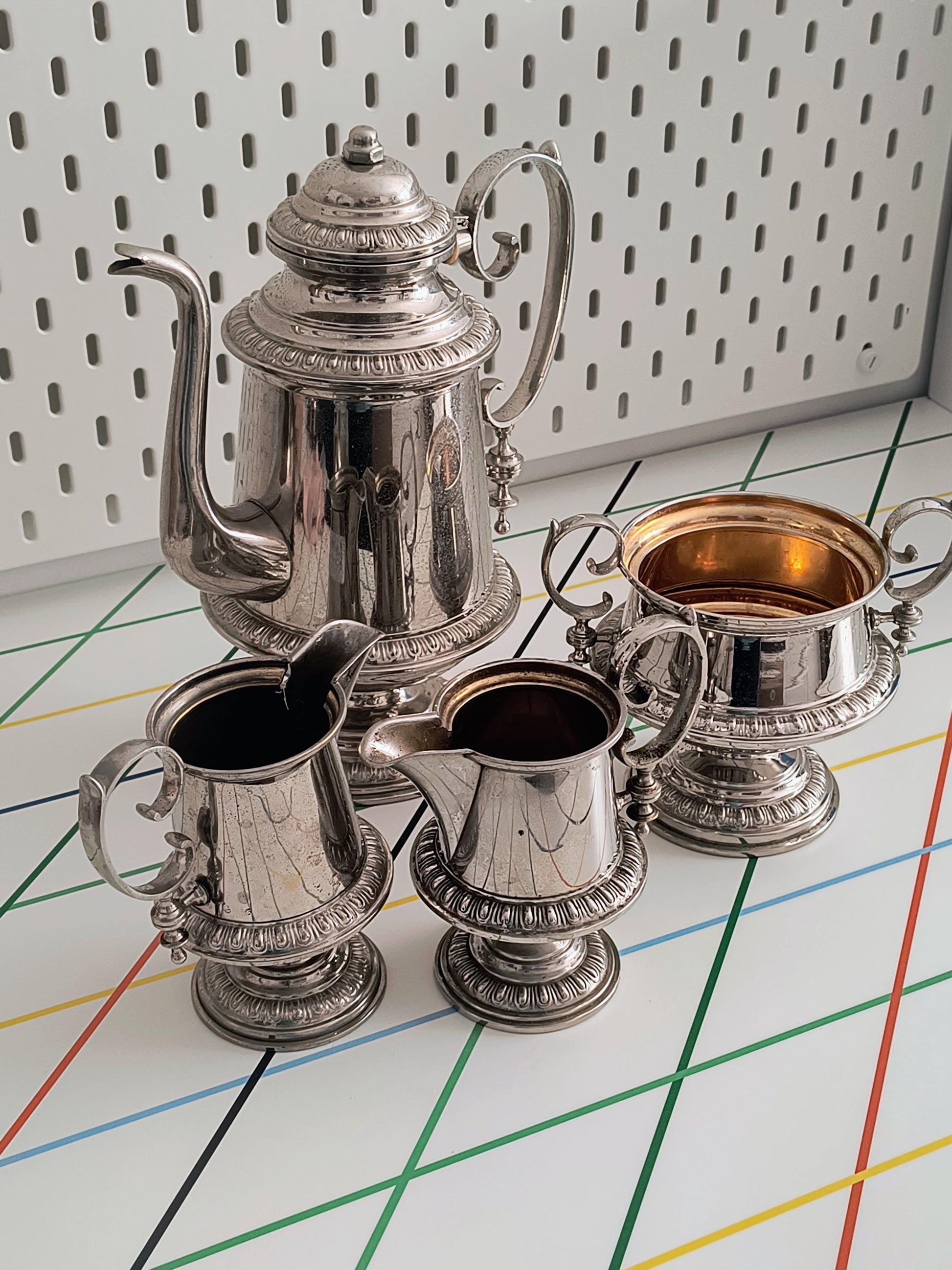 Antique Gustaf Eriksson Eskilstuna Swedish Silver Plated Coffee Set – Coffee Pot, Two Creamers & Sugar Bowl – c. 1910–1925