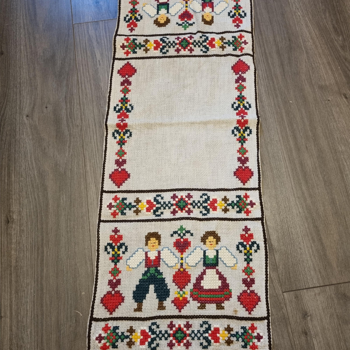 Vintage Scandinavian Embroidered Table Runner – Swedish Folk Art Textile 110 × 38 cm