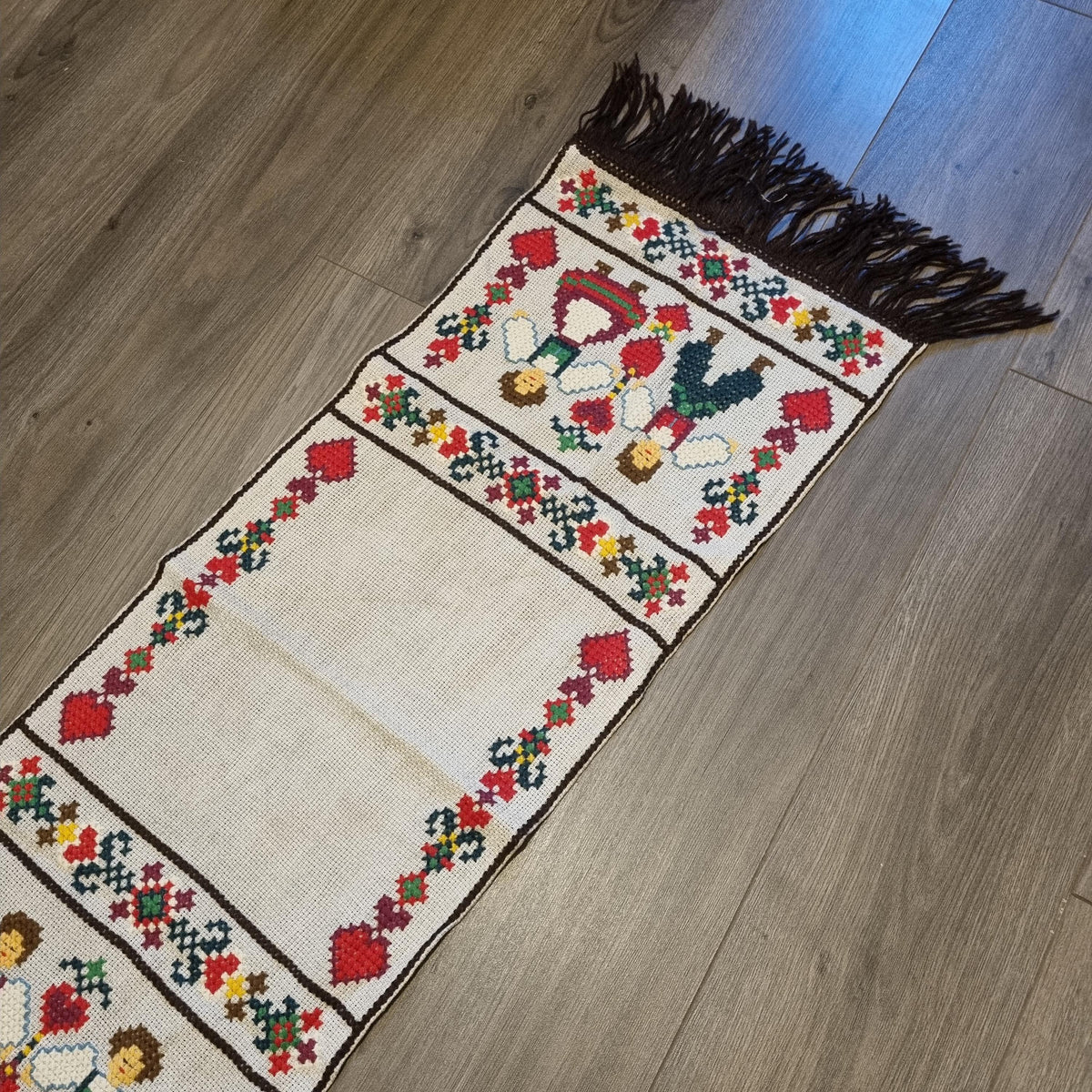 Vintage Scandinavian Embroidered Table Runner – Swedish Folk Art Textile 110 × 38 cm
