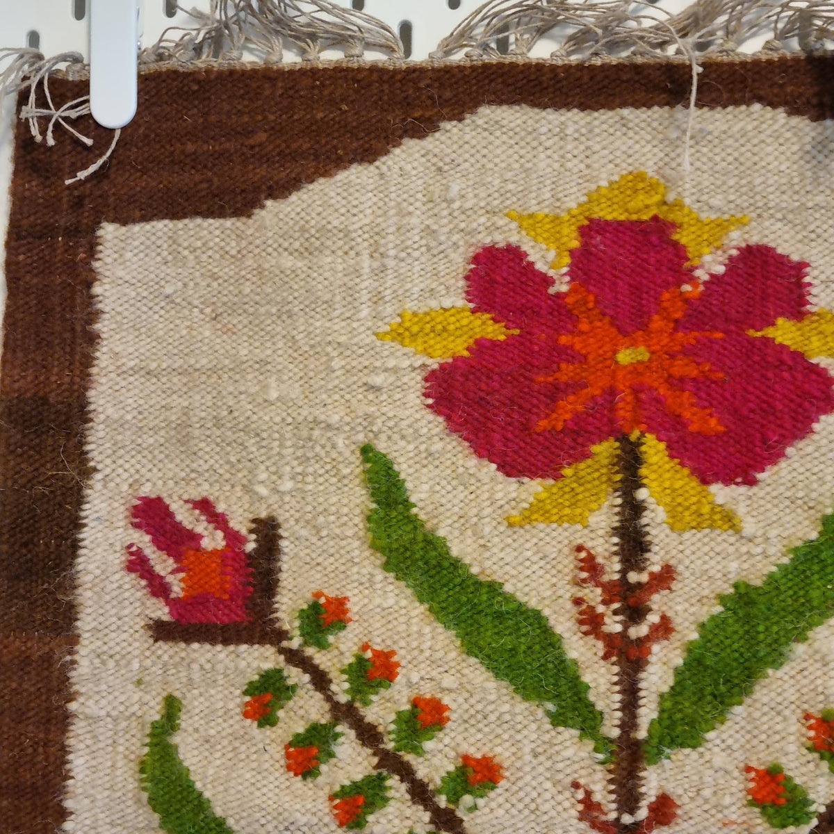 Bold Floral Swedish Kilim – Handwoven Wool Rölakan Tapestry – Scandinavian Mid Century Flower Vase Wall Hanging