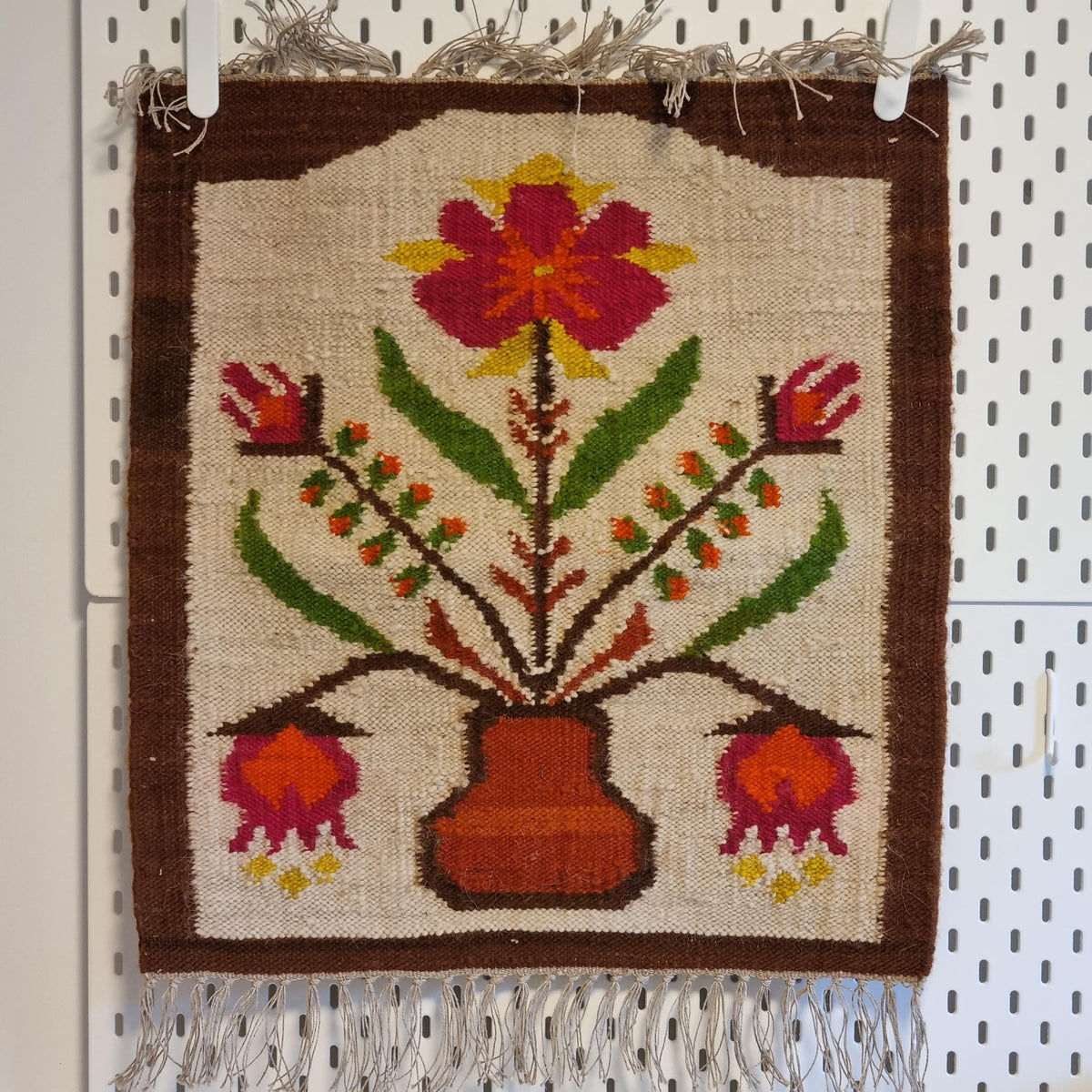 Bold Floral Swedish Kilim – Handwoven Wool Rölakan Tapestry – Scandinavian Mid Century Flower Vase Wall Hanging
