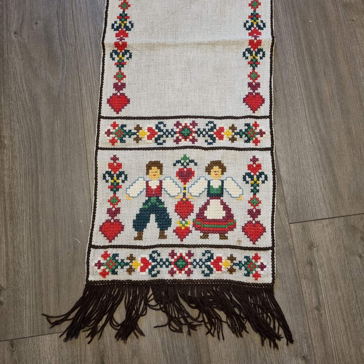 Vintage Scandinavian Embroidered Table Runner – Swedish Folk Art Textile 110 × 38 cm